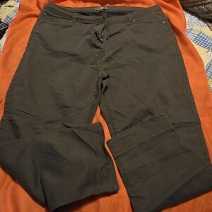 Women's Cropped Pants in Olive Green